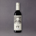 Beskows VY Vild & Blå alcohol-free Swedish red wine alternative in a glass with a dark red color and GRAINED branding.