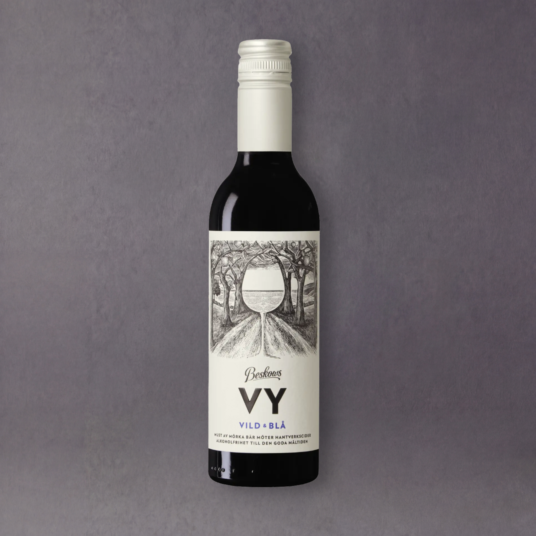 Beskows VY Vild & Blå alcohol-free Swedish red wine alternative in a glass with a dark red color and GRAINED branding.