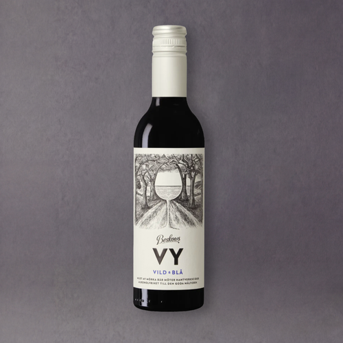 Beskows VY Vild & Blå alcohol-free Swedish red wine alternative in a glass with a dark red color and GRAINED branding.